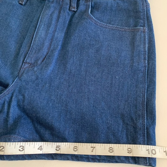 Alexa Chung . Beautiful dark blue short . - Picture 5 of 5